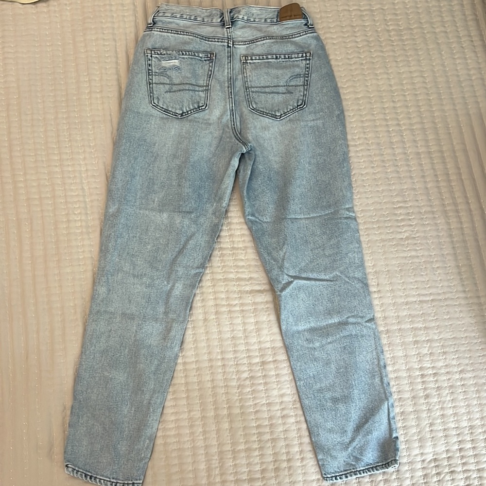 AMERICAN EAGLE OUTFITTERS High Rise Light Wash Mom Jean - Picture 2 of 4